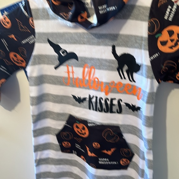 Baby’s Halloween onesie with snaps and hood - Picture 5 of 8